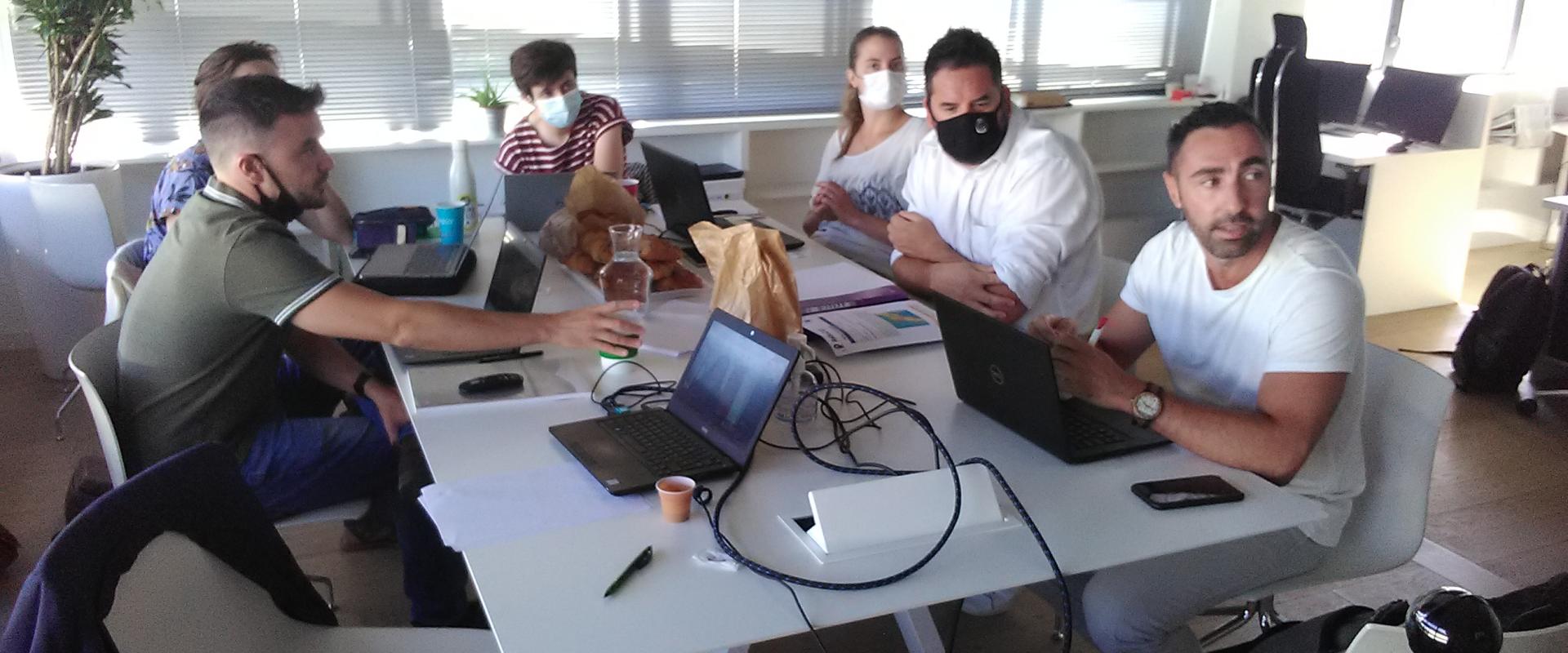 Travail de l'équipe projet dans les locaux de PREDICT Services