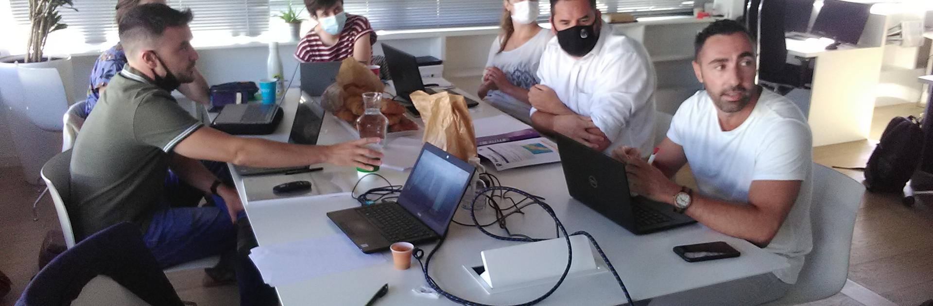 Travail de l'équipe projet dans les locaux de PREDICT Services